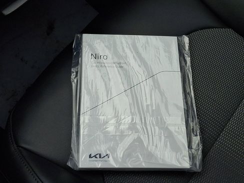 Used 2023 Kia Niro EX image 31