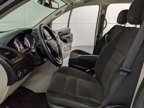 Used 2018 Dodge Grand Caravan SE w/ UConnect Hands-Free Group image 15