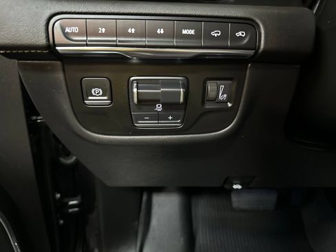 Used 2024 Cadillac Escalade ESV Premium Luxury w/ Performance Package AWD/4WD image 33