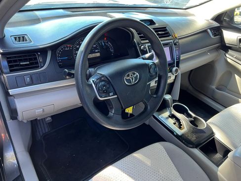 Used 2014 Toyota Camry L image 9