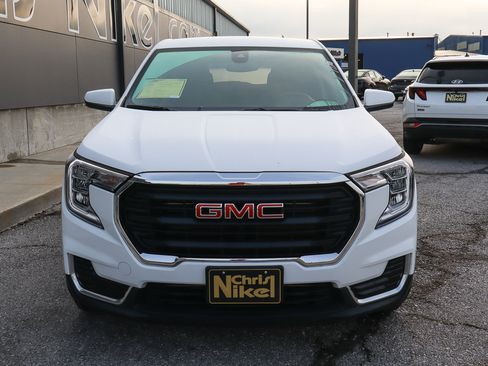 Used 2024 GMC Terrain SLE image 2
