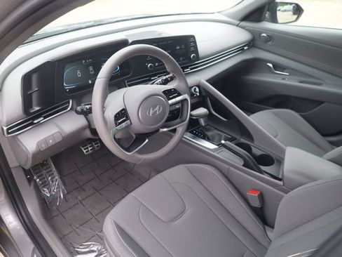 Used 2025 Hyundai Elantra Sport FWD image 8