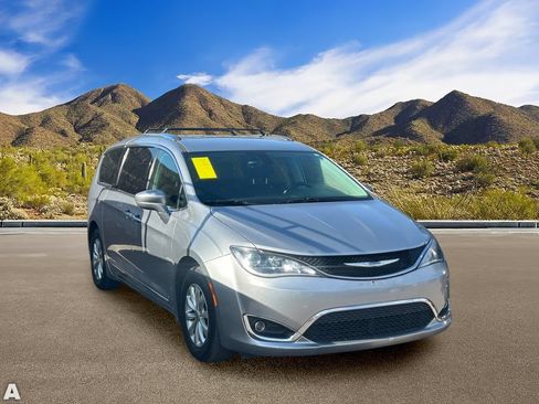Used 2019 Chrysler Pacifica Touring-L FWD image 5