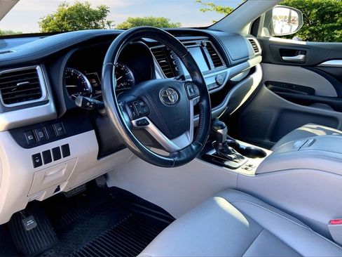 Used 2017 Toyota Highlander XLE image 16