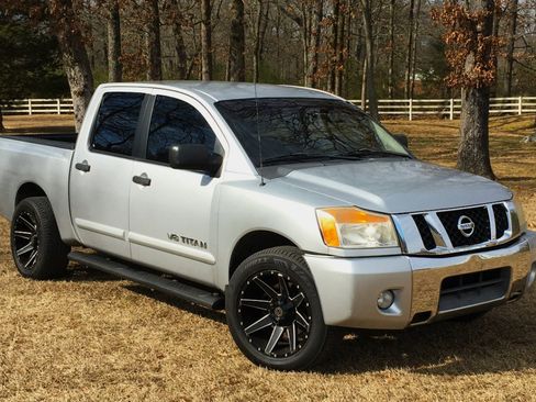 Used 2011 Nissan Titan SV w/ SV Value Truck Pkg image 8
