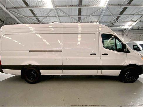 Used 2024 Mercedes-Benz Sprinter 2500 image 6