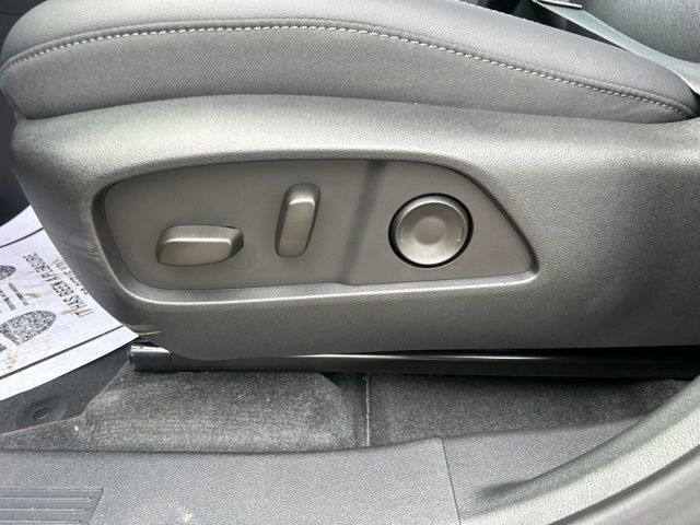 New 2027 Chevrolet Equinox LT w/ Convenience Package II FWD image 16