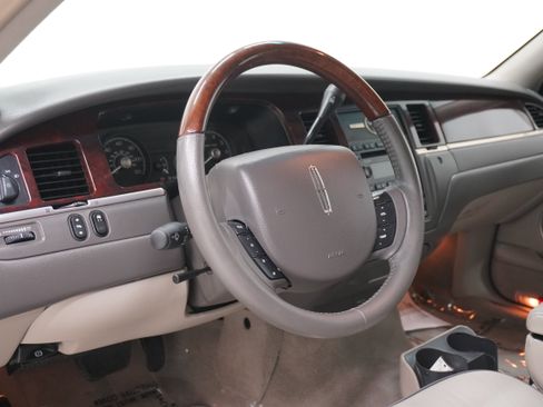 Used 2006 Lincoln Town Car Designer Series RWD image 10