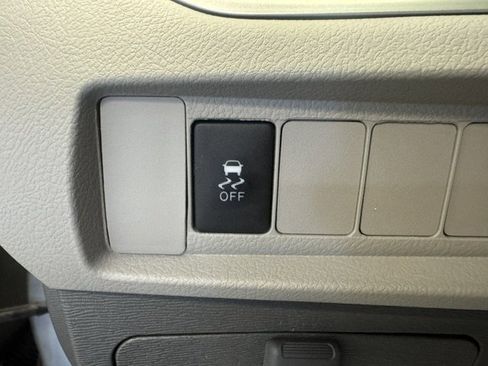 Used 2018 Toyota Sienna LE w/ Carpet Mat Package image 21