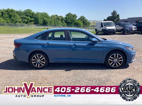 Used 2025 Volkswagen Jetta SE FWD image 8
