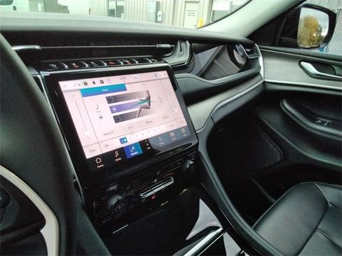 Used 2023 Jeep Grand Cherokee L Limited w/ Luxury Tech Group II image 32