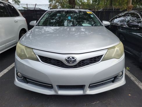 Used 2014 Toyota Camry L image 2