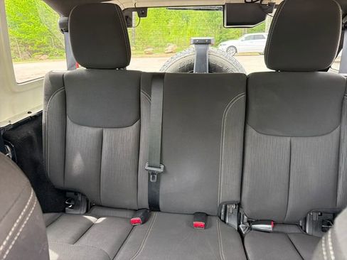 Used 2017 Jeep Wrangler Unlimited Sahara w/ Connectivity Group AWD/4WD image 21