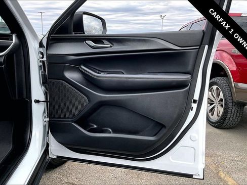 Used 2025 Jeep Grand Cherokee L Laredo image 28