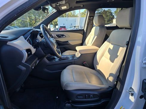 Used 2023 Chevrolet Traverse LT w/ LT Premium Package image 9