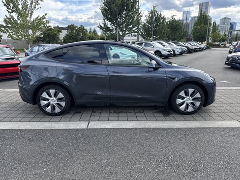 Used 2023 Tesla Model Y Long Range AWD/4WD image 4