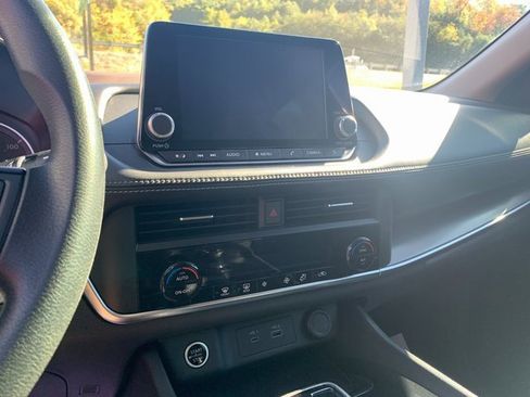 Used 2023 Nissan Rogue SV image 8