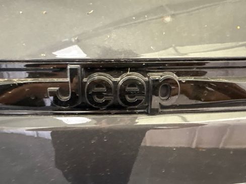 Used 2022 Jeep Grand Cherokee Altitude AWD/4WD image 15