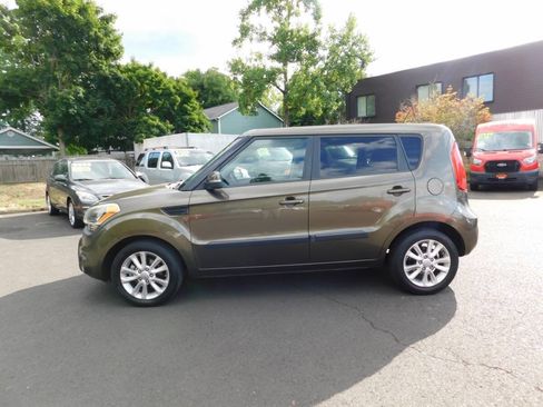 Used 2013 Kia Soul + FWD image 19