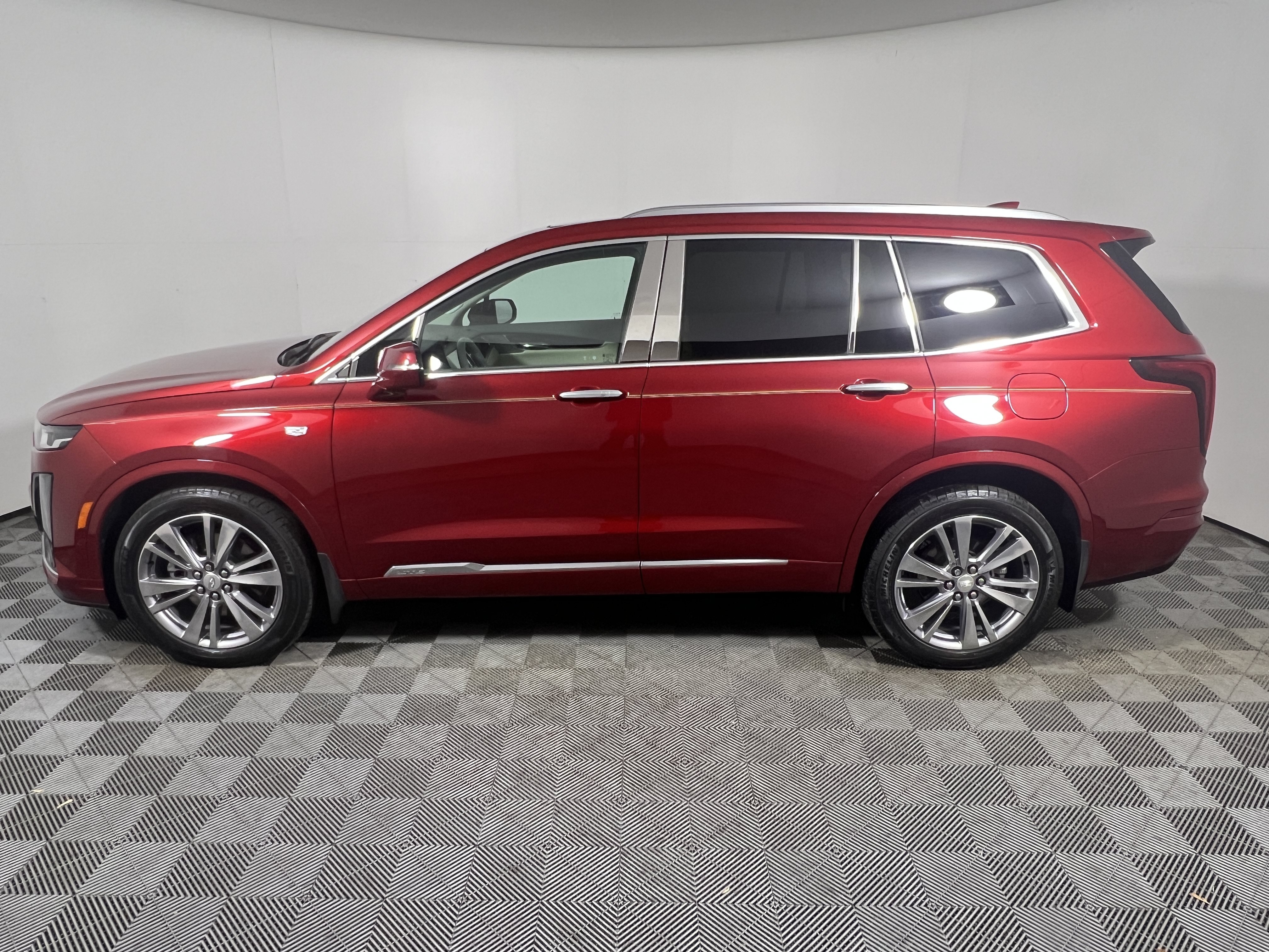 Used 2024 Cadillac XT6 Premium Luxury w/ Technology Package FWD image 2