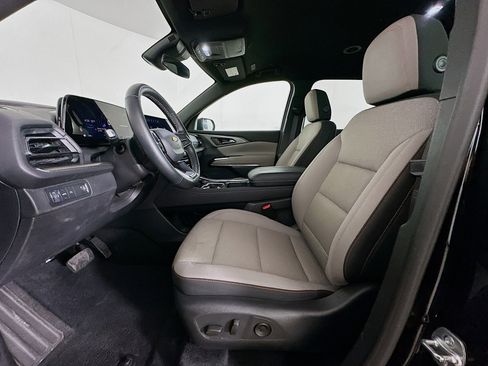 Used 2025 Chevrolet Traverse LT image 13