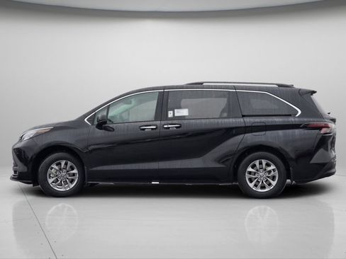 New 2026 Toyota Sienna XLE image 21
