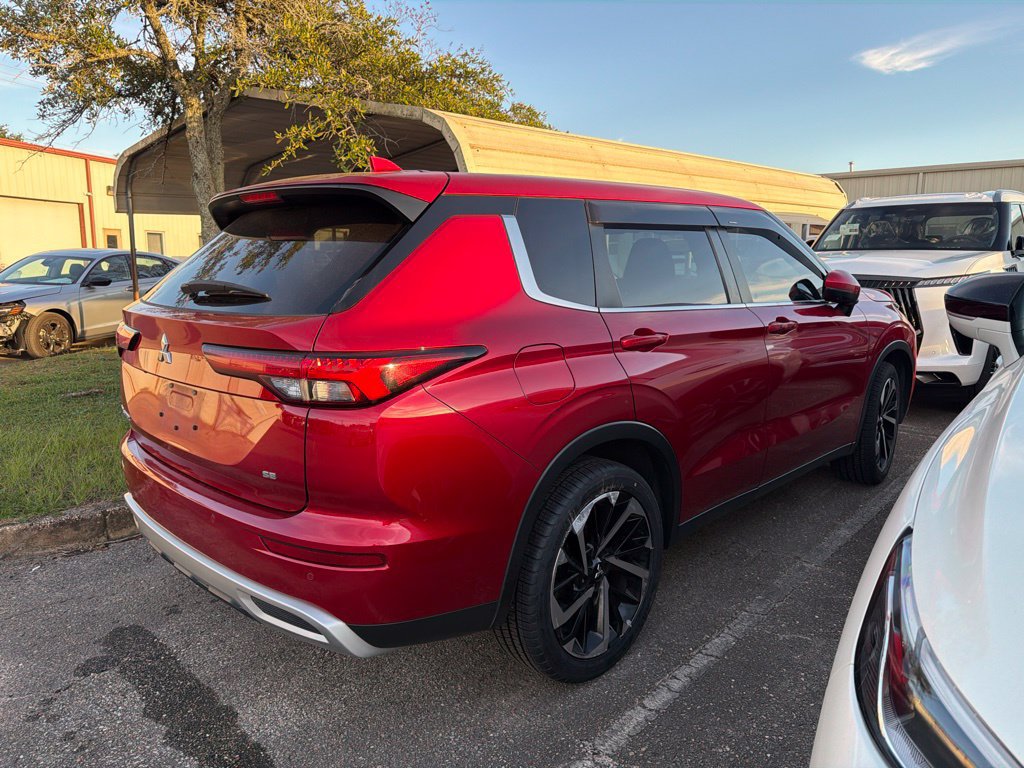 Used 2023 Mitsubishi Outlander SE FWD image 3