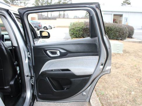 Used 2022 Jeep Compass Latitude FWD image 19