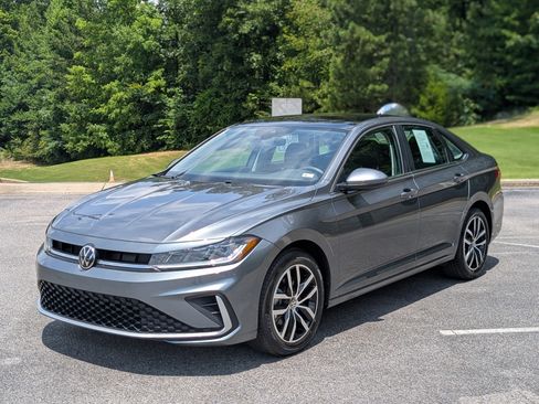 Used 2025 Volkswagen Jetta SE w/ Sunroof Package FWD image 5