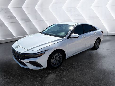 Used 2024 Hyundai Elantra SEL FWD image 3