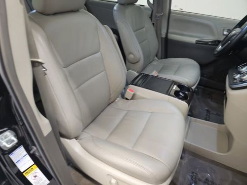 Used 2017 Toyota Sienna XLE image 38