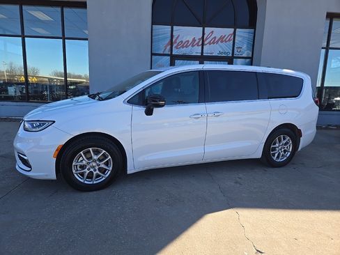Used 2025 Chrysler Pacifica Select image 4