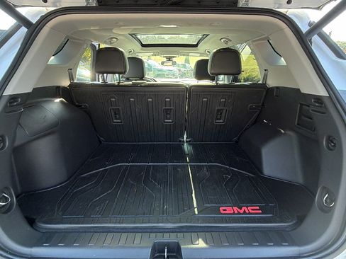 Used 2022 GMC Terrain SLT w/ Infotainment Package II AWD/4WD image 13