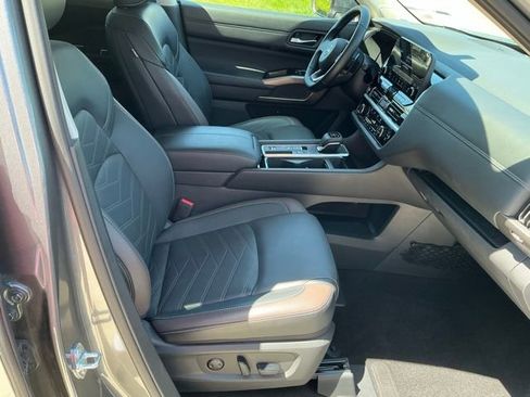 Used 2025 Nissan Pathfinder Platinum FWD image 21