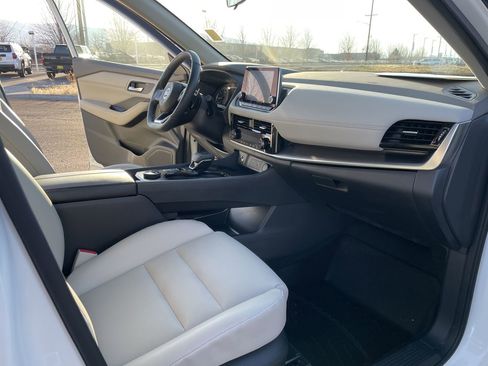 Used 2021 Nissan Rogue SV w/ Premium Package image 16