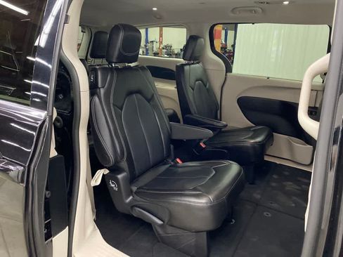 Used 2024 Chrysler Pacifica Touring-L FWD image 17