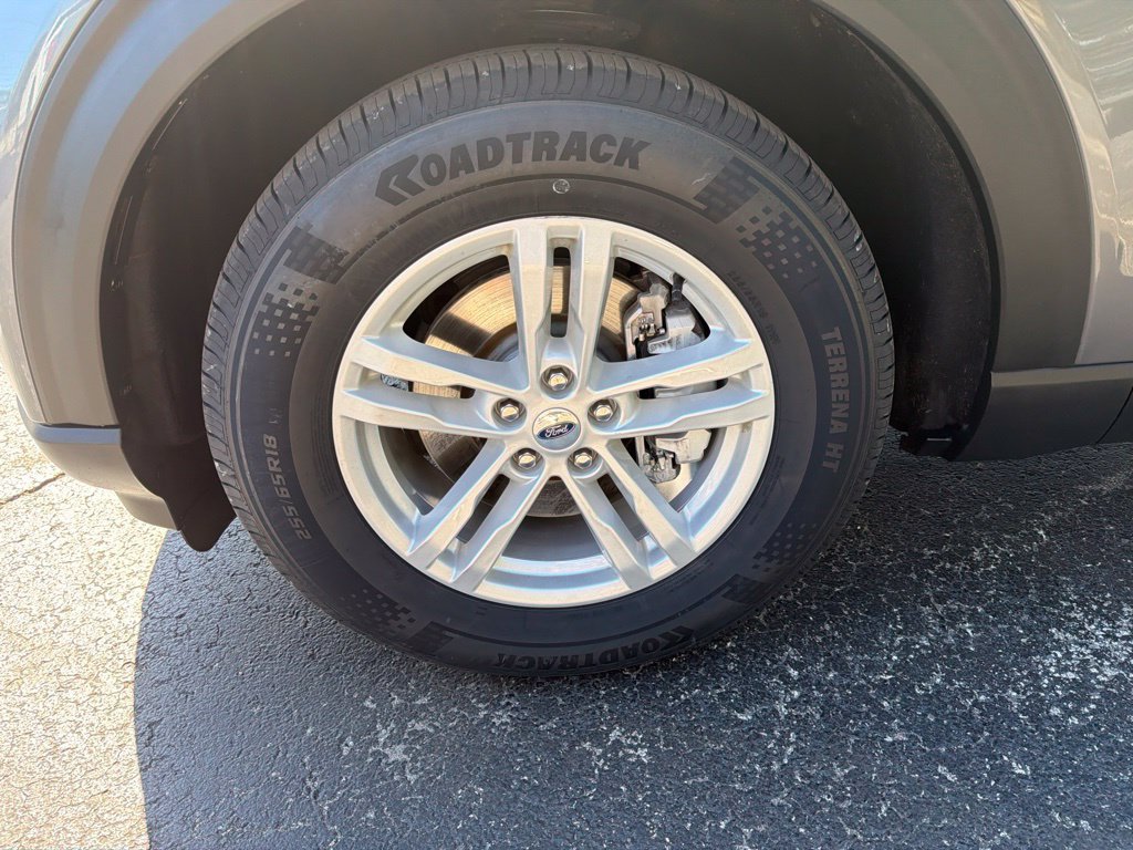 Used 2024 Ford Explorer XLT RWD image 9