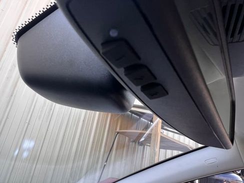 Used 2017 Jaguar XF Premium image 27