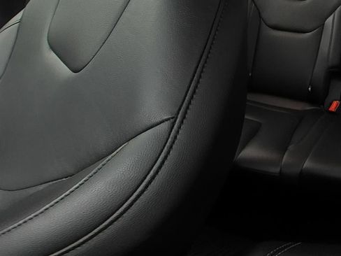 Used 2021 Ford Edge Titanium FWD image 12