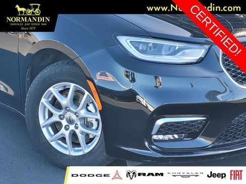 Certified 2025 Chrysler Pacifica Select FWD image 3