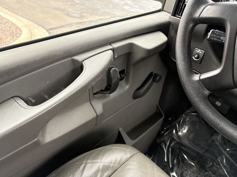 Used 2009 Chevrolet Express 2500 image 13
