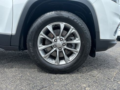 Used 2019 Jeep Cherokee Latitude Plus w/ Comfort/Convenience Group AWD/4WD image 14