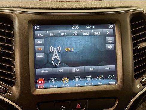 Used 2019 Jeep Cherokee Trailhawk w/ Comfort/Convenience Group AWD/4WD image 21