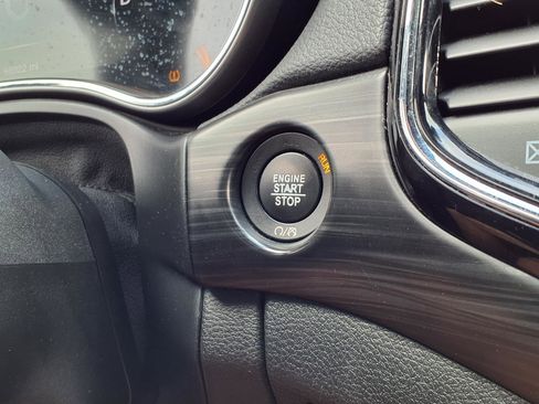 Used 2019 Jeep Grand Cherokee Altitude RWD image 11