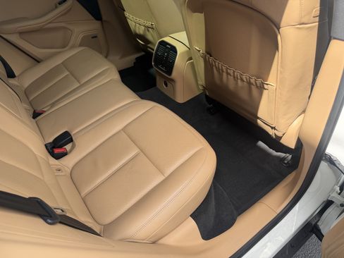 Used 2018 Porsche Macan AWD/4WD image 18