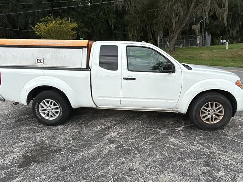 Used 2014 Nissan Frontier SV RWD image 2