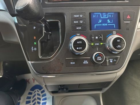 Used 2017 Toyota Sienna LE image 19