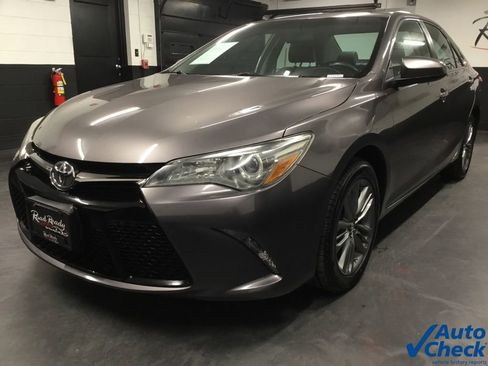 Used 2017 Toyota Camry SE w/ Moonroof Package image 5