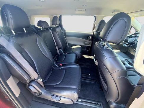Used 2025 Kia Carnival FWD image 28