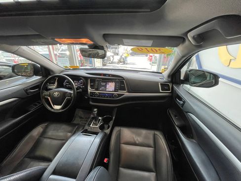Used 2019 Toyota Highlander XLE AWD/4WD image 24